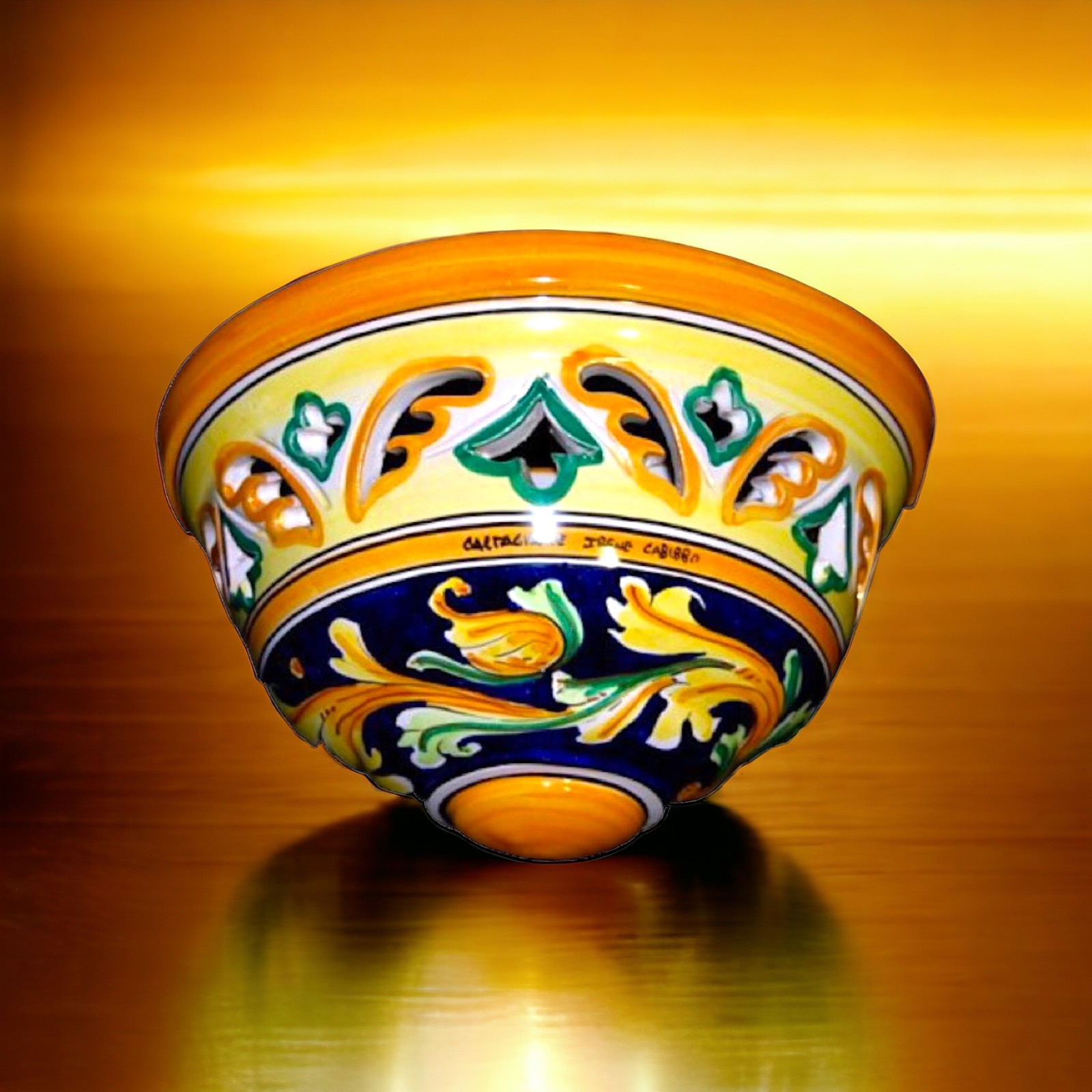 Gerla o fioriera traforata decoro Ornato in ceramica di Caltagirone