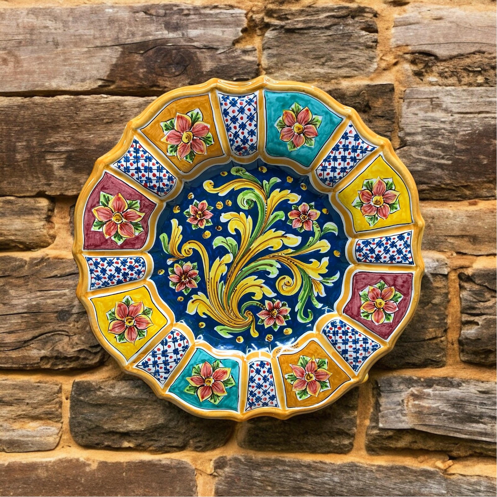 Piatto stile barocco in decoro reale in ceramica di Caltagirone